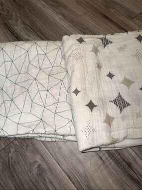 aden + anais Muslin Swaddle Duo in Teal Geometric & Neutral Star Prints